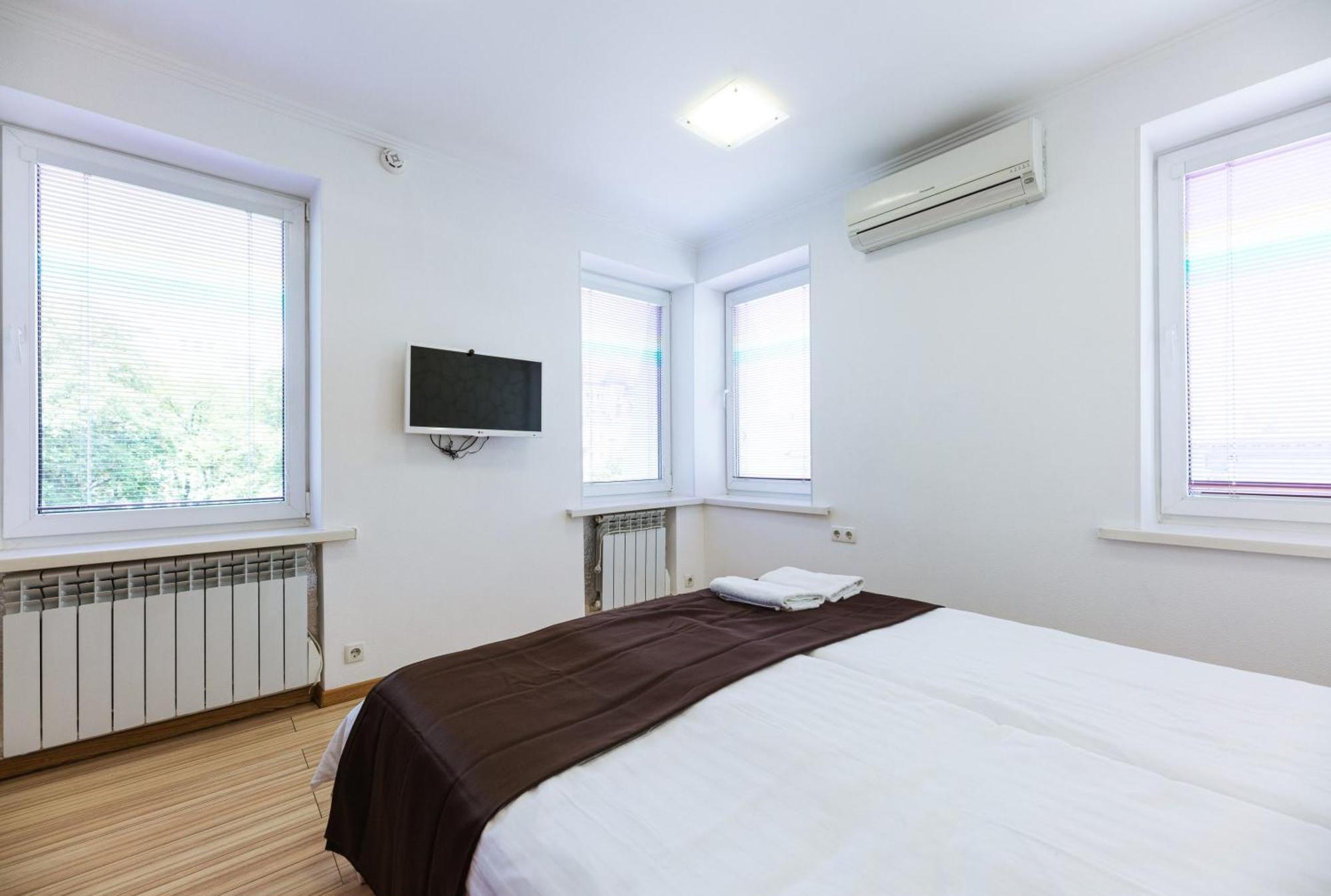 Guest House "Vladimirskaya 42" Kyiv Exterior foto