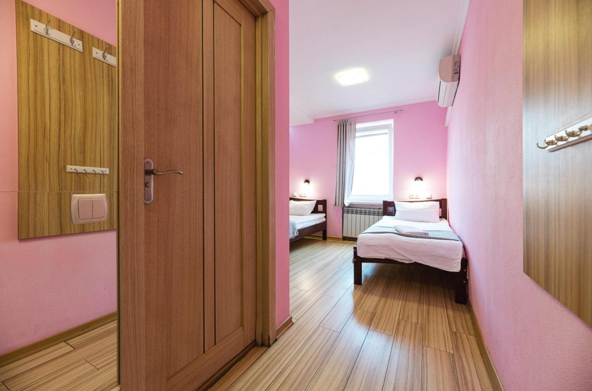 Guest House "Vladimirskaya 42" Kyiv Exterior foto